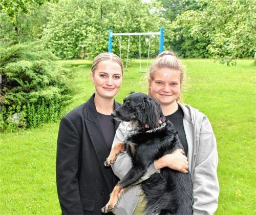 Rebecca Hodbod (26, links) leitet die neue Wohngruppe im Kinderdorf mit ihrem sechsköpfigen Team, zu dem auch Werksstudentin Stephanie Schulz (21) und ihr Hund Nala gehören. Foto re