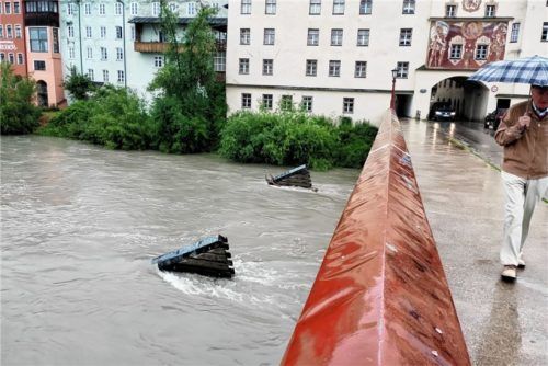 Reißend zeigte sich gestern der Inn vor den Toren Wasserburgs.Foto Weithofer