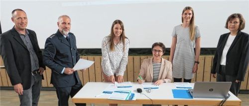 Rektorin Arabella Quiram unterzeichnet die Bildungs-Partnerschaft-Urkunden, flankiert von (von links) Erstem Hauptkommissar Christian Kneitinger, Björn Whistling (beide Bundespolizei Rosenheim), IHK-Vertreterin Yvonne dos Santos Campos, Ausbildungsleiterin Stefanie Wallner und Personalchefin Erika Girg-Preiherr (beide Neenah Gessner GmbH)Foto Baumann