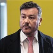 Nieten inNadelstreifen