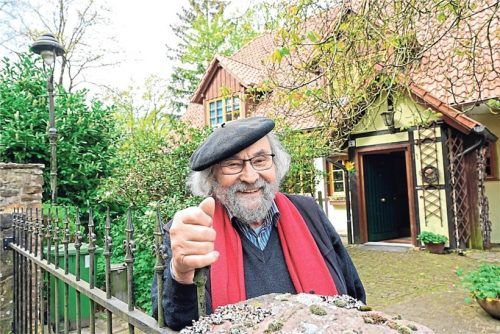 Rentner Norbert Lippenmeier steht vor seinem Haus. Noch wohnt er alleine, trägt sich aber mit dem Gedanken, sein Anwesen für weitere Parteien zu öffnen.Foto Uwe Zucchi/Dpa