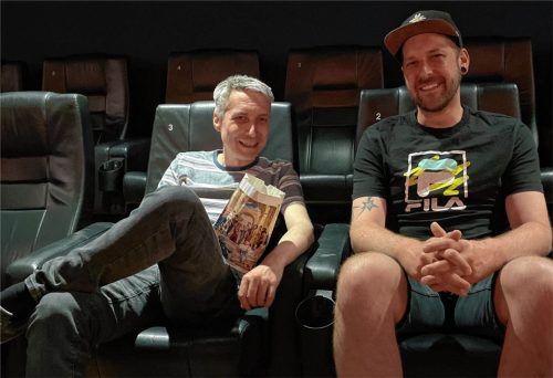 Robert Siersch (links) und Patric Bacher-Kuhn sind Kino-Menschen durch und durch. Auch nach dem Abriss des alten Lindenkinos halten sie im Aibvision Filmtheater die Lichtspiel-Tradition in Bad Aibling hoch. Foto  Lagler