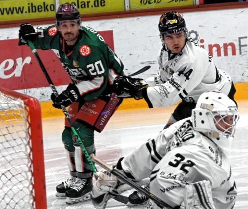 Rosenheims Neuzugang Zack Dybowski (hinten rechts) spielte schon mit Passau in der Oberliga Süd gegen die Starbulls und Manuel Strodel.Foto Hans-Jürgen Ziegler