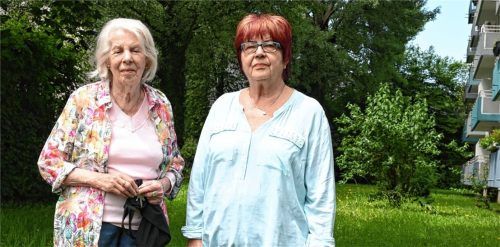 Roswitha Krauss (links) und ihre Nachbarin haben Angst, dass es zu weiteren Krähenattacken kommen könnte. Foto  Schlecker