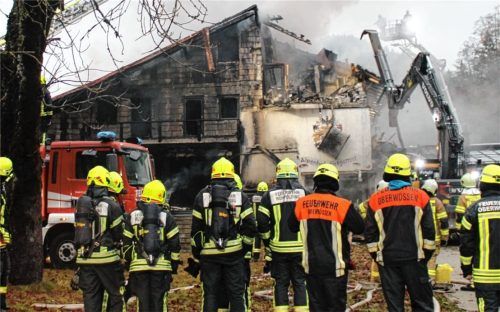 Rund 200 Einsatzkräfte waren am 14. November 2023 über Stunden hinweg im Einsatz. Ein 33-jähriger Geflüchteter aus Afghanistan hat gestanden, das Feuer in der Asylunterkunft gelegt zu haben. Foto Kreisfeuerwehrverband Traunstein