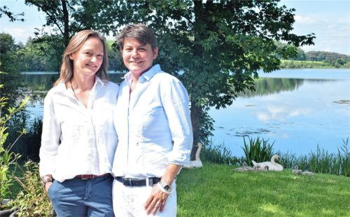 Sandra Krug (rechts) und ihre Frau Isarbelle Krug aus Bad Endorf übernehmen den Kiosk am Tinninger See. Foto Blum