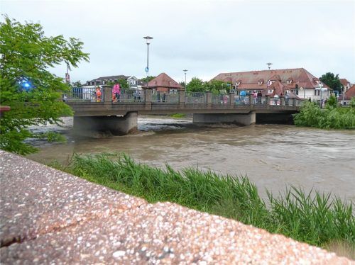 Schaulustige beobachten die steigende Mangfall an der Ludwigsbrücke. Foto Riediger