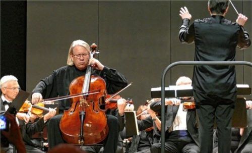 Schmelzend und tonschön spielt der Cellist Peter Bruns, begleitet vom Deutschen Ärzteorchester unter Alexander Mottok. Foto janka