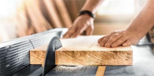 Schreiner – einer der schönsten Berufe der Welt. Sie arbeiten mit dem natürlichen Material, das Wärme ausstrahlt und für gutes Raumklima und Wohlgefühl sorgt: Holz. Foto milan/adobe Stock