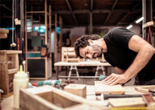Schreiner nutzen für ihre Arbeit altbewährte Techniken und moderne Technologien, um maßgeschneiderte Lösungen anzubieten.