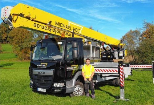 Seit 2017 vermietet Michael Holz Kräne, wie hier einen 7,5 Tonner Autokran. Mit seiner langjährigen Erfahrung kann er auch Einsätze auf komplizierten Baustellen stemmen. Foto Sommer