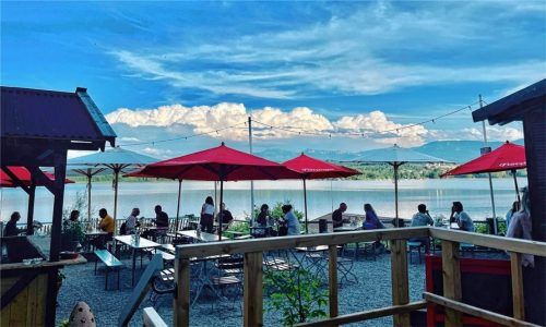 Seit Anfang Juni ist der Simssee-Biergarten geöffnet. Im Hintergrund gibt es Ärger. Foto privat