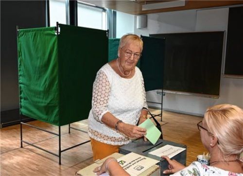 Seniorenbeiratsmitglied Angelika Heinemann hat ihre Stimme in der Volkshochschule in Rosenheim abgegeben. Foto Schlecker