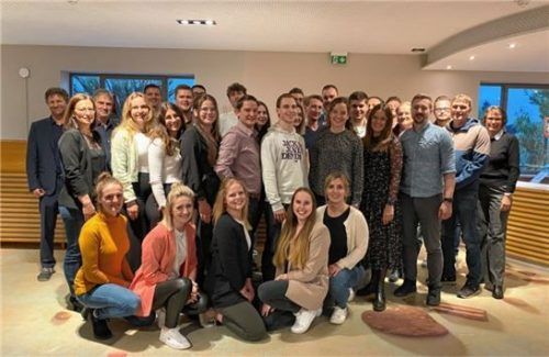 Sie haben es geschafft: Die Absolventen/-innen der IHK Akademie haben ihren nächsten Karriereschritt vorbereitet.