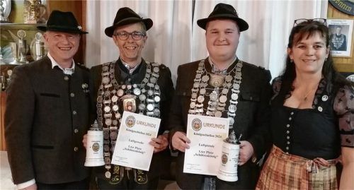 Sie hatten die ruhigste Hand: Schützenmeister Hermann Dodl (links) und Zweite Schützenmeisterin Gaby Hartl gratulierten dem neuen Schützenkönig Armin Klieber (Gewehr, Zweiter von links) und dem neuen Pistolenkönig Luca Stallhofer.Foto re