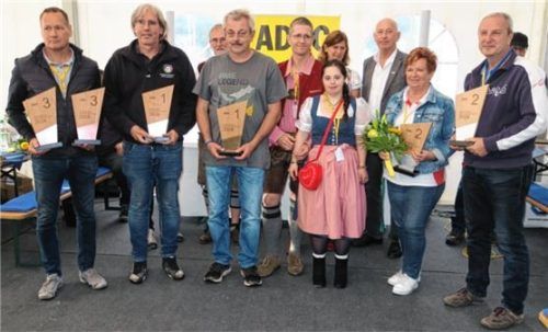 Sieger der „Sportlich“-Gruppe“: Gerd Lambert (links) vor Reinhard und Sonja Moll (Baldham/von rechts) und Wolfgang Bastl und Andreas Zunehmer (Zweiter und Vierter von links). Nicht auf dem Foto: Michael Loerke.
