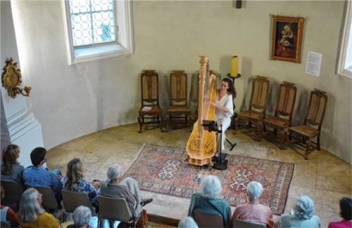 Silke Aichhorn in der Kapelle von Schloss Hartmannsberg. Foto füchtner