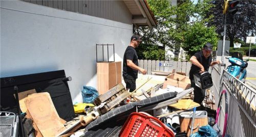 So sah es kurz nach dem Hochwasser in der Gemeinde Raubling aus. Viele Menschen konnten ihr Hab und Gut teilweise nur noch als Sperrmüll entsorgen.Foto Ruüprecht