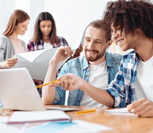 Soziale Kompetenzen, wie zum Beispiel Teamarbeit und Vernetzung, werden auf einem Internat besonders geschult. Foto  Viacheslav Yakobchuk/Adobe Stock