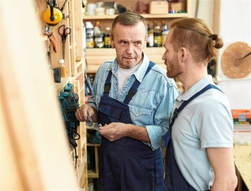 Spannende, vielfältige Aufgaben, natürlicher Rohstoff, interessante Technik: Eine Ausbildung zum Schreiner ist eine Entscheidung für Freude am Beruf und interessante Karrierechancen. Foto Seventyfour/Adobe Stock