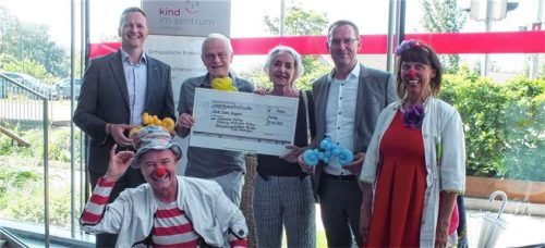 Spendenübergabe mit hinten, von links, Bürgermeister Simon Frank, Dr. Ulrich Feldmann (Stiftung Hilfswerk Aschau), Andrea Andrade (KlinikClowns Bayern), und die KlinikClowns „Lupino Valentino“ und „Dr. Ottilie Genusswurzel“.Foto Gabriele Thie