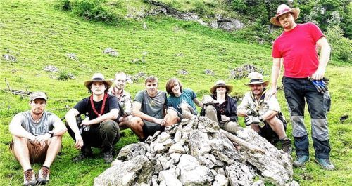 Steine-Aktion der Pfadfinder auf den Oberwiesen-Almfeldern. Foto Hötzelsperger