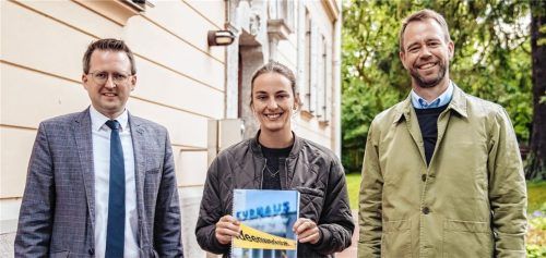 Stellen die Dokumentation der Bürgerbeteiligung zu den Plänen für das Aiblinger Thermenareal vor (von links): Bürgermeister Stephan Schlier, Melina Hölzl von den „nonconform Ideenwerkstätten“ und MvB Baukultur-Geschäftsführer Max von Bredow. Foto  Lanzinger