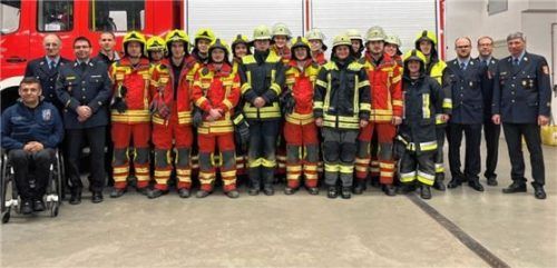 Stolz auf das Geleistete: (von links) die Ausbilder Andreas Huber, Franz Siller, Maximilian Staber, KBM Christoph Meierdirks, die Teilnehmer der Feuerwehren, KBM Franz Aichinger, KBM Joachim Buchmann und KBI Martin Gruber.Foto Huber