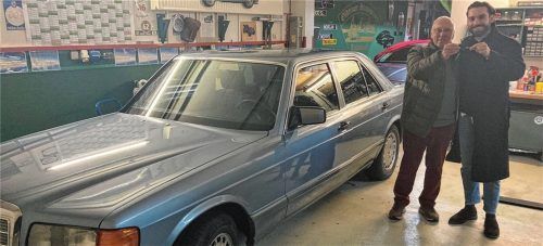 Stolz überreicht Walter Schaller den Schlüssel für den metallic-blauen Mercedes W126 SE300 an die jüngere Generation. Fotos Sarah-Therese Mann