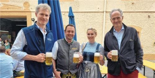 Stoßen auf das gelungene Projekt an: (von links) Geschäftsführer Peter Prinz von Lobkowicz, Braumeister Josef Kronast, die bayerische Bierkönigin Linnea Klee und Dr. Erich Prinz von Lobkowicz.
