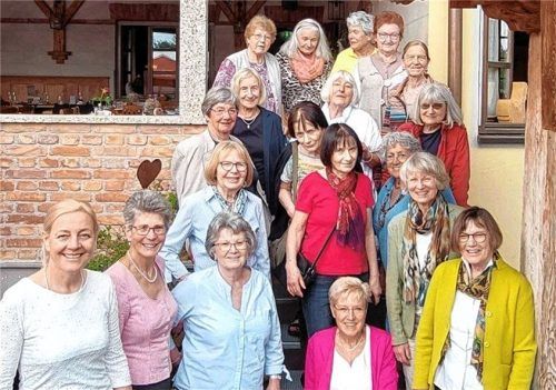 Strahlende Gesichter beim Klassentreffen zum 60-jährigen Schulabschluss. Seelsorgerin Hannelore Maurer (links vorn) hatte mit den Ehemaligen gesungen und gebetet.Foto re
