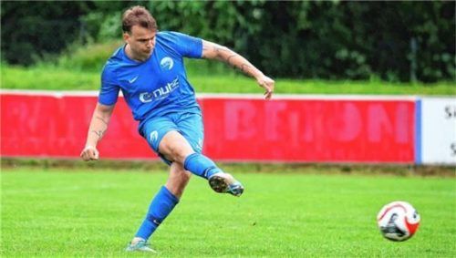 Stürmer Julian Höllen wechselt vom TSV Ampfing zum TSV 1860 Rosenheim.Foto mb.presse – Butzhammer