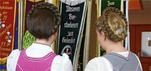 Tamara McCuish (links) und Elisabeth Hollinger beim Aussuchen der Fahnenbänder. Foto erb