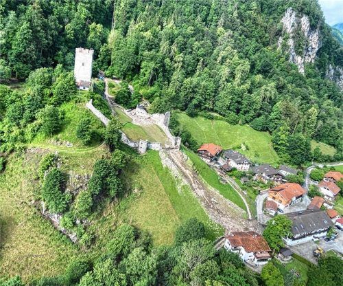 Teile von Burg Falkenstein wurden durch Unwetter zerstört – mit Folgen für die Häuser darunter. Foto Polizei
