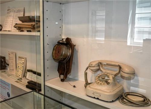 Telefonieren von unterwegs? Damals noch unvorstellbar. Links neben dem Telefon eine Art Wecker, der einen warnte, wenn man eine vorher einzustellende Telefonatdauer überschritt, denn: Telefonieren war teuer.