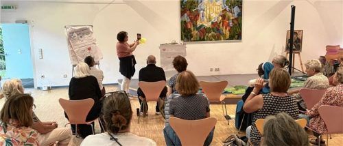 Theoretische Impulse zur Selbstfürsorge lieferte Elisabeth Höflmeier den Zuhörern beim Oasentag. Foto re