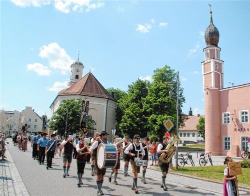 Traditionell geht es zur Marschmusik der Ruperti Bläser im Festzug zum Dultplatz. Fotos Robert Wagner