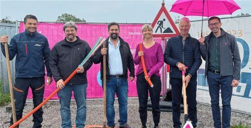 Trotz Regen traf man sich zum Spatenstich: (von links) Stefan Wetzl (Firma Nibler GmbH Fernleitungsbau), Lars Weichselbaumer (Telekom), Hannes Lang (Geschäftsleiter der Gemeinde Riedering), Dr. Lyn Lampmann (Ingenieurbüro Ledermann), Dominikus Summerer (Dritter Bürgermeister) und Martin Prametsberger (Telekom).Foto Kirchner