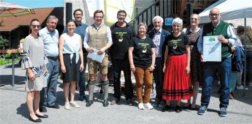 Über den Fairtrade-Titel freuten sich:  (von links) Stefanie Adeili von der Öko-Modellregion Hochries-Wendelstein-Kampenwand, Georg Wachinger von der Fairtrade-Steuerungsgruppe, Irmi Prankl von der Öko-Modellregion, TobiasBischoff von der Steuerungsgruppe, Neubeuerns Bürgermeister Christoph Schneider, Andreas Kolitsch und Christel Bergmeister von der Steuerungsgruppe, Transfair-Ehrenbotschafter Manfred Holz, Corinna Muttray von der Steuerungsgruppe, Eine-Welt-Promotorin Sandra Mulzer und Hubert Lingweiler von der Steuerungsgruppe. Foto Reischl-Zehentbauer