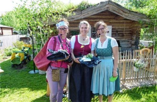 Über ihr zehnjähriges Jubiläum freuen sich: (von rechts) Annerose Ettenhuber mit ihren Mitarbeiterinnen Karin und Christine, die bereits seit dem Start für den Bauernhofkindergarten tätig sind. Foto Ahrens
