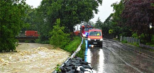 Unter anderem in Rohrdorf bekämpften die Einsatzkräfte mit Sandsäcken und Pumpen die Wassermassen am Montag, 3. Juni. Die Hochwasserlage traf vor allem den östlichen, westlichen und südlichen Landkreis Rosenheim. Foto hs