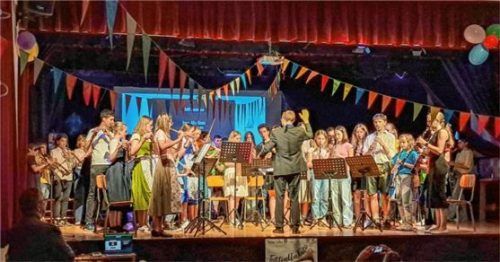 Unter der Leitung von Dirigent und Musiklehrer Sebastian Krause spielten die jungen Musikanten ein Gemeinschaftskonzert mit italienischen Musikschulschülern.Foto Flug