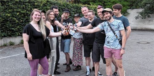 Vegans of Rosenheim freuen sich darauf, dem Stadtrat Bier zu überreichen. Foto VegansofRosenheim