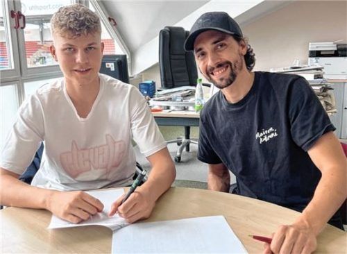 Vertragsunterschrift: Marcel Martens und Unterhachings Sportdirektor Markus Schwabl.Foto SpVGG Unterhaching
