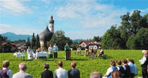 Vielfältig im Einsatz war Pfarrvikar Mathias Klein-Heßling sieben Jahre lang in Rosenheim, hier etwa bei der Feldmesse im Stadtteil Westerndorf am Wasen. Fotos Aerzbäck