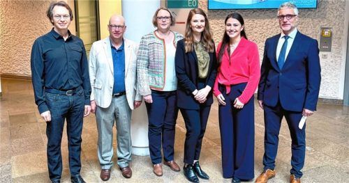 (v.li.) Dr. Thomas Richter (Pathologe in Rosenheim), Dr. Johannes Spes (Chefarzt am InnKlinikum Altötting), Stefanie Laufhütte (Koordinatorin des Gynäkologischen Krebszentrums), Louisa Vetter (Ärztin), Nadine Eder (stellv. Koordinatorin), Dr. Peer Hantschmann (Chefarzt, Leiter des Gynäkologischen Krebszentrums).