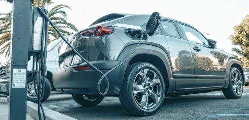 Vom Anmelden an Ladestationen bis hin zu Zahlmethoden: Wer zum ersten Mal mit dem E-Auto in den Urlaub fährt, sollte vorbereitet sein. Foto pexels/kindelmedia