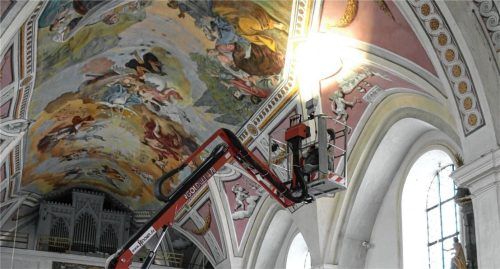 Von einer Arbeitsbühne mit Scheinwerfer aus untersuchte Restaurator Peter Siebert in einer Höhe von acht Metern die gesamte Kirchendecke der Lampferdinger Marienkirche. Fotos stelzer