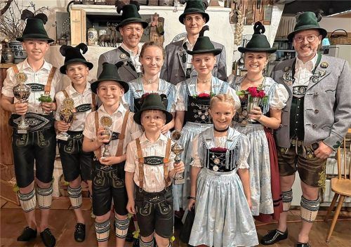 Vorsitzender Claus Reiter (rechts) mit den Siegern aller Klassen beim Hohenaschauer Vereinspreisplatteln.Foto H. Reiter