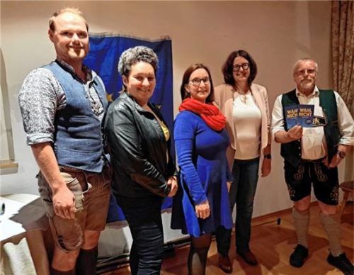 Wählen gehen und ein demokratisches Europa sichern, das fordern (von links): Pankraz Schaberl (Gemeinderat in Feldkirchen-Westerham), Alexander Burgmaier (SPD-Kreisverband Rosenheim-Land), Maria Deingruber (Huckepack-Kandidatin von MdEP Maria Noichl), Monika Hermann (Pulse of Europe) und Peter Strim (Vorsitzender des SPD-Ortsvereins Au-Bad Feilnbach).Foto Strim